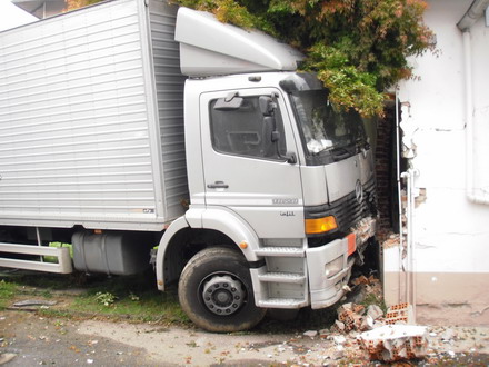 Col camion sfonda la recinzione poi il muro di una ritorcitura