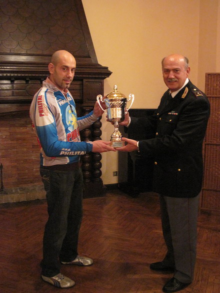 Il padre premia il figlio campione entrambi poliziotti in Questura