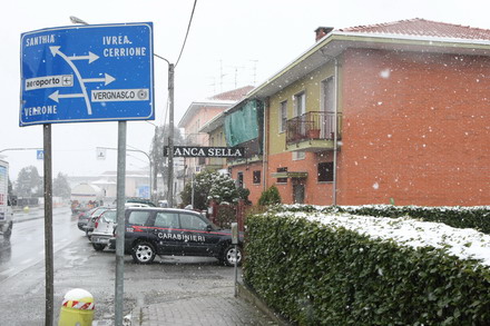 Banditi coi taglierini, <BR>dieci in ostaggio