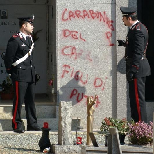 Baby vandali al cimitero