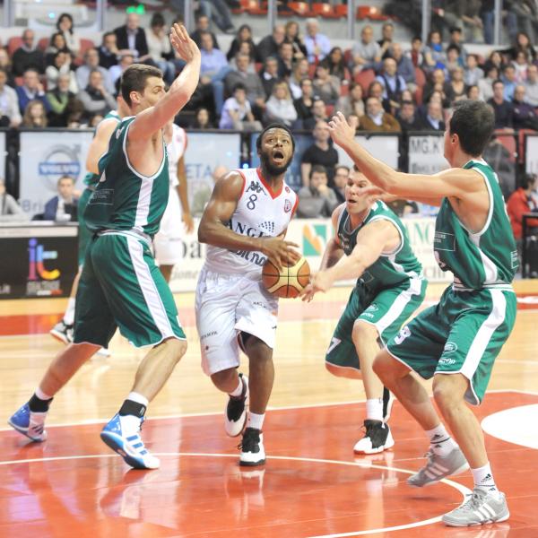 Basket, Angelico beffata al supplementare