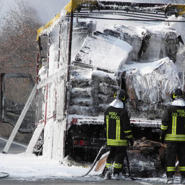 Brucia un camion