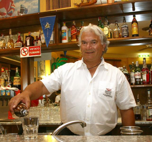 «Paga o ti brucio il bar»