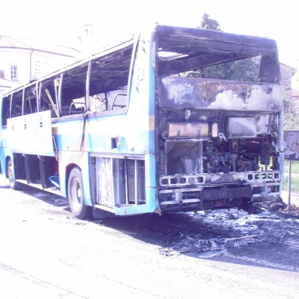 Va a fuoco un autobus