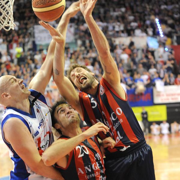 Angelico sbaglia nel finale <br> e Cantù si salva 76-77