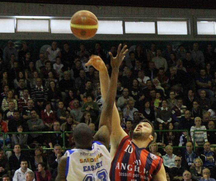 Angelico sconfitta a Sassari <br> nel corri e tira in attacco