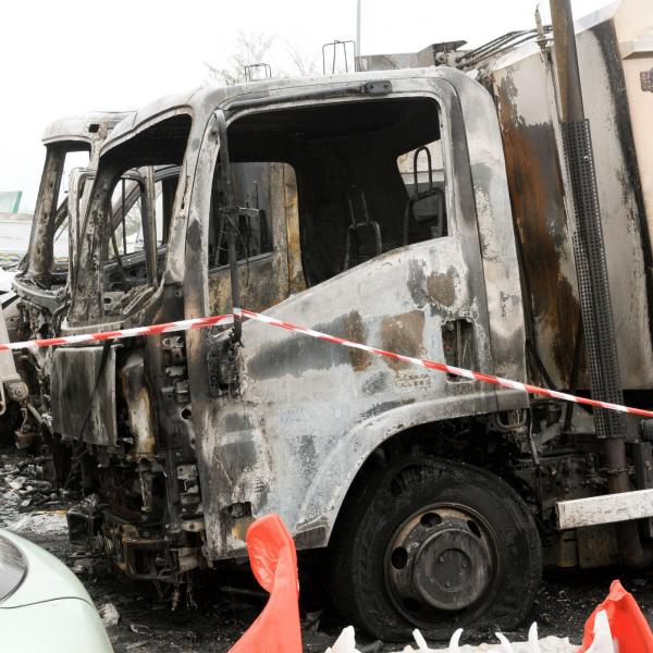 Bruciano dieci camion