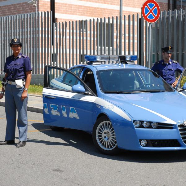 Botte da orbi davanti alla Questura