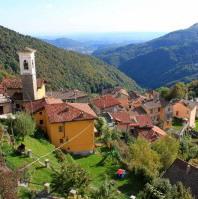 Cade nella buca di un cantiere mentre fa una passeggiata