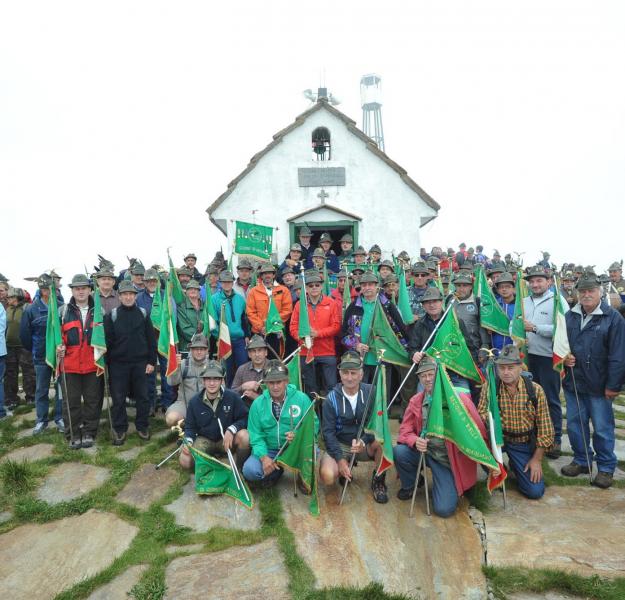 La festa degli alpini<BR>in vetta al Camino