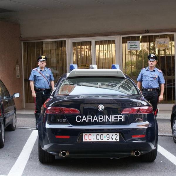 La vicina le rubava i mobili