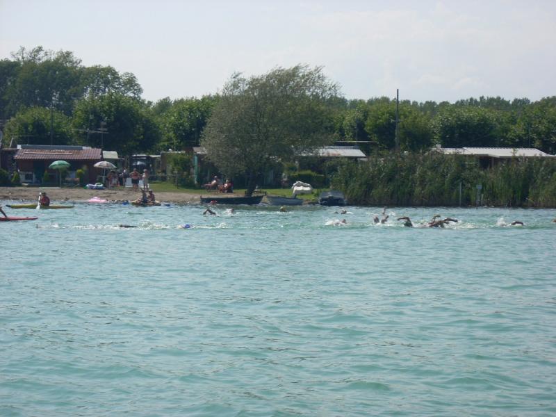 Storica traversata a nuoto