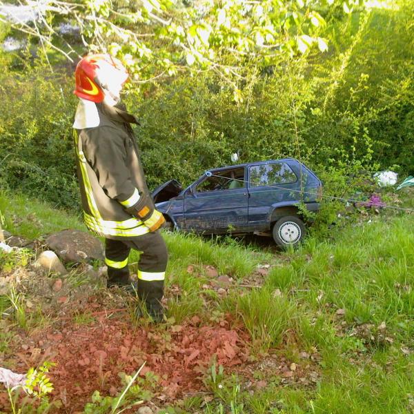 Auto contro il muro, ragazza è grave