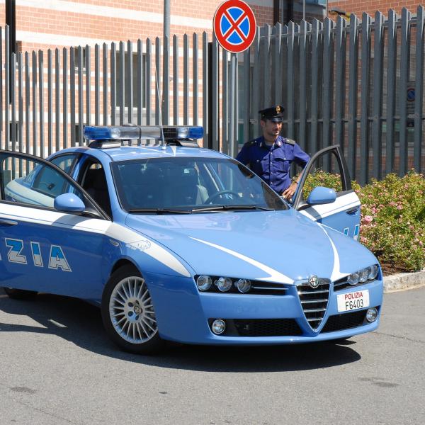 Ubriaco in auto abbatte un palo dell’Enel