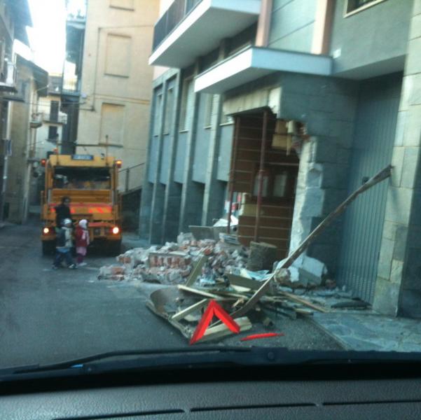 Camion contro condominio