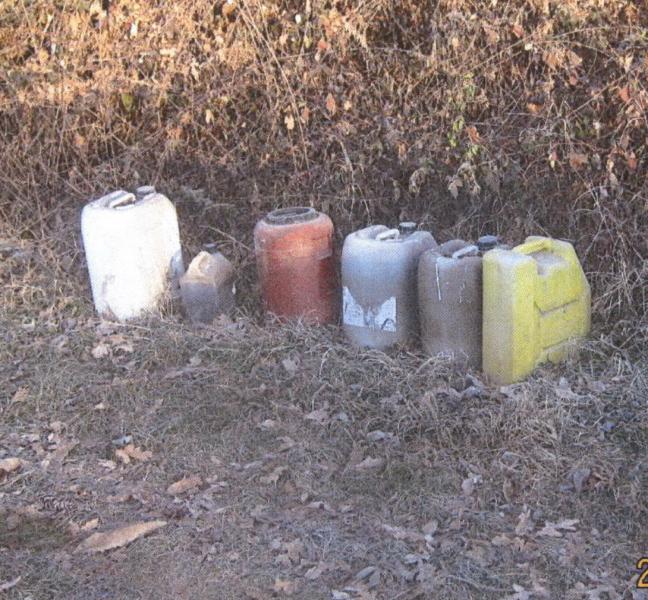 Bidoni pieni d’olio abbandonati