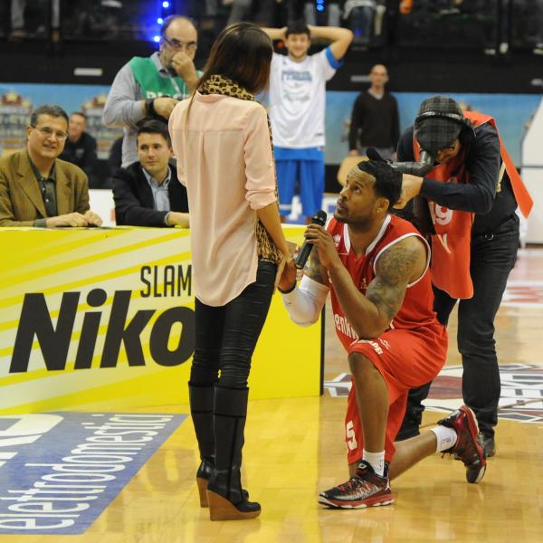 Nel campo da basket: “Sposami”