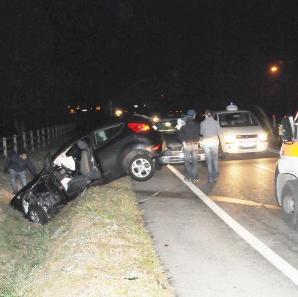 Due auto finiscono nel fosso