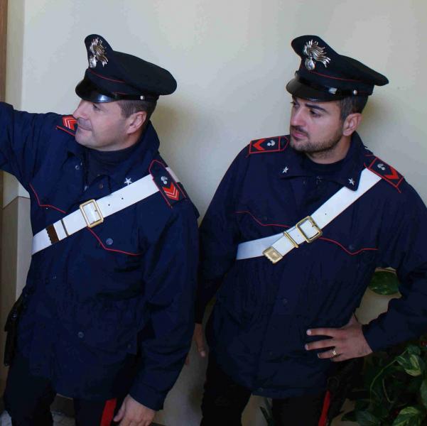 Ruba le mance, arrestato