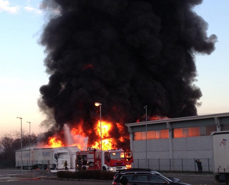 In fiamme un deposito di camion a Vergnasco
