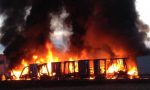 Inferno di fiamme in ditta <BR>Dieci camion carbonizzati