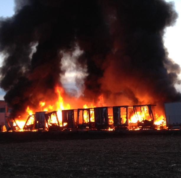 Inferno di fiamme in ditta <BR>Dieci camion carbonizzati