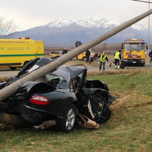 Scontro tra auto, grave una donna