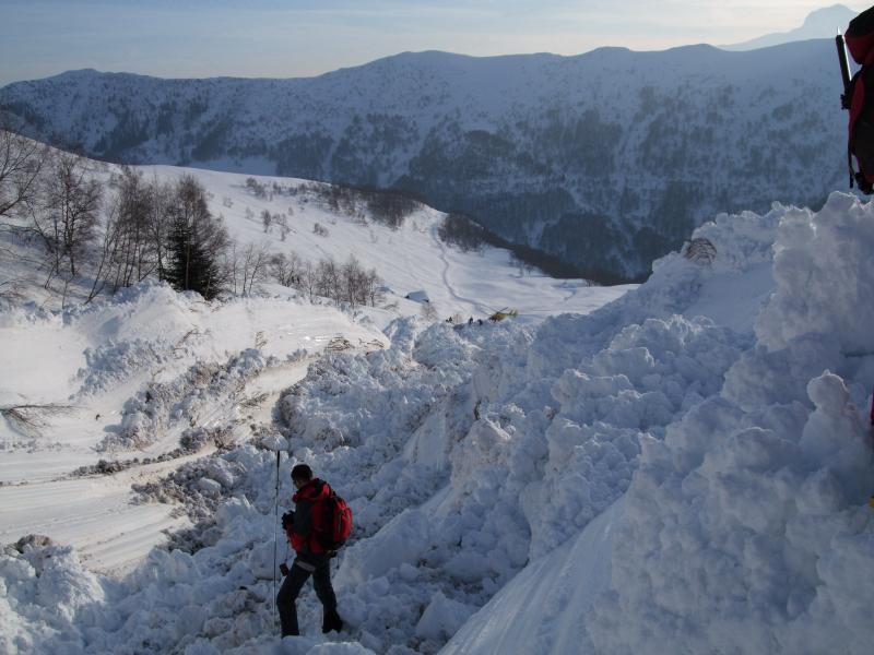 Slavina travolge sciatore