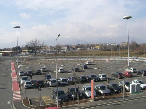 Ruba cosmetici per 3 euro: fugge e investe una guardia