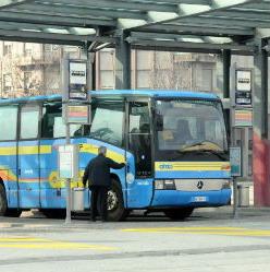 "Non può parcheggiare al posto del bus", giù minacce e insulti ai poliziotti