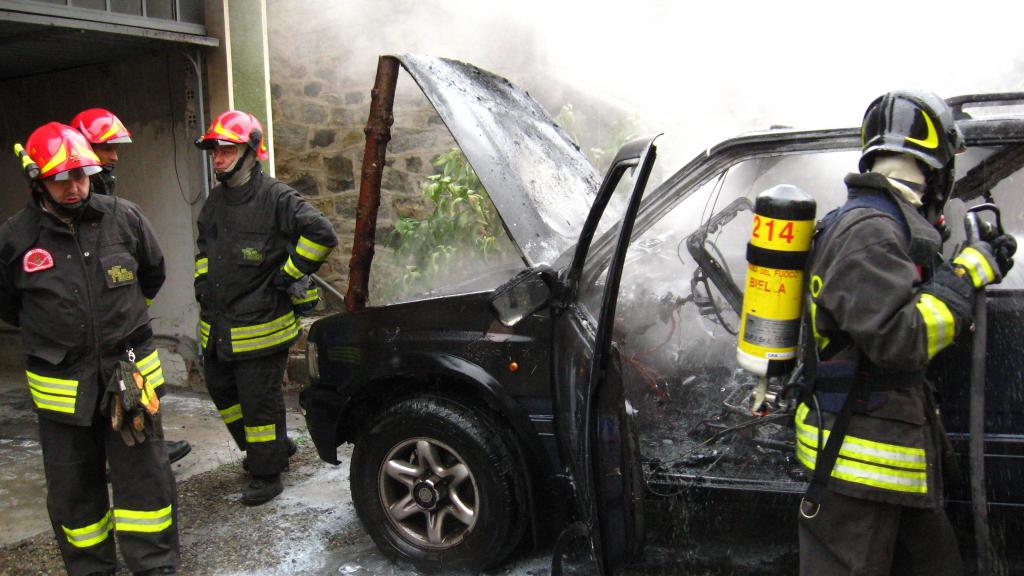 Altra auto di uno straniero a fuoco
