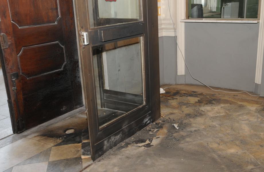Brucia il Municipio, patteggia 5 mesi