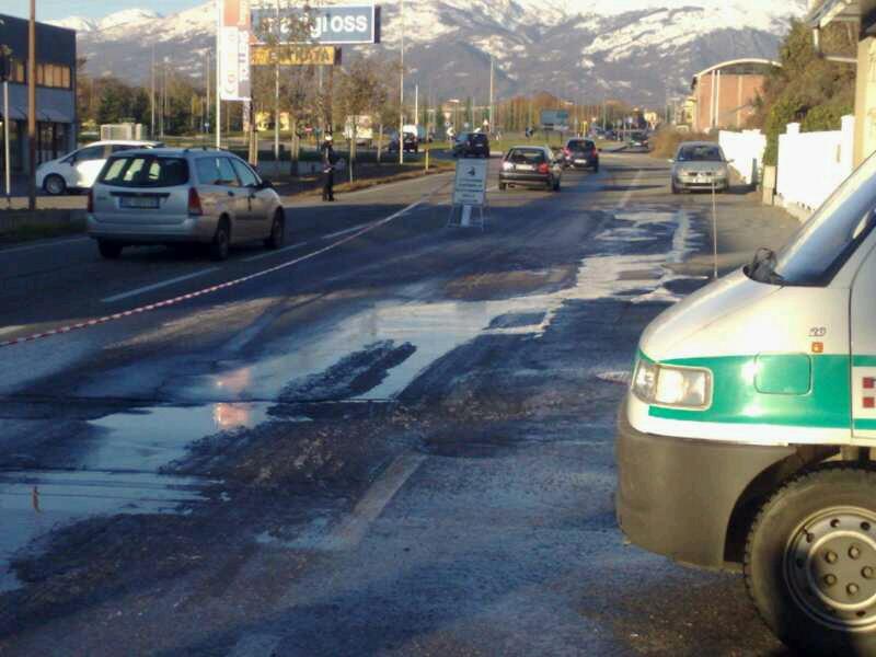Cade in motorino su un lastrone di ghiaccio