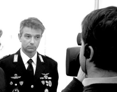 Il poliziotto resta in carcere