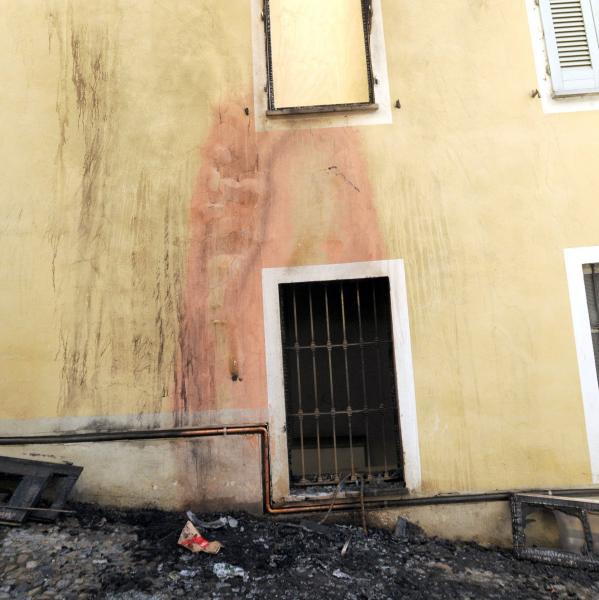 Motorino a fuoco, fiamme contro la casa