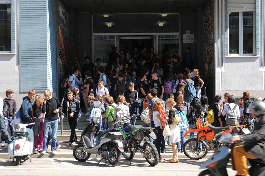 Prof del Liceo scivola e si fa male