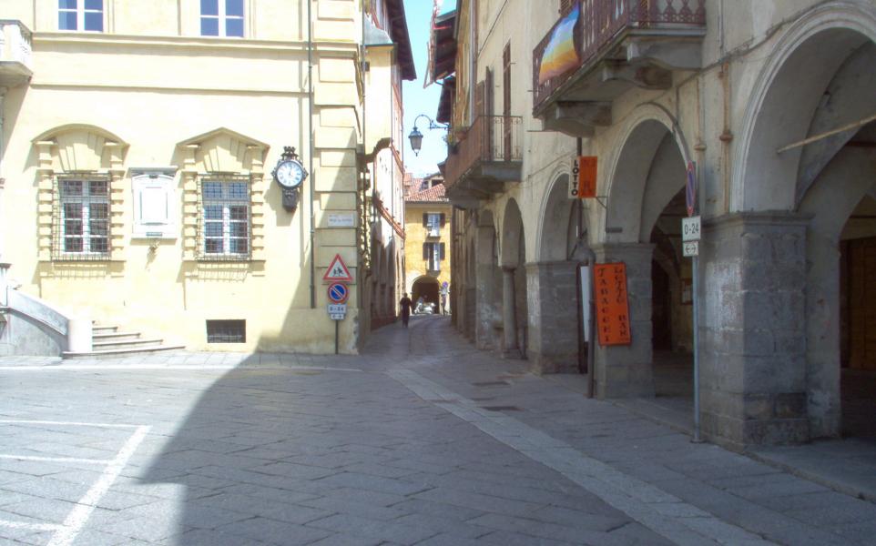 Pensionato giù dal balcone