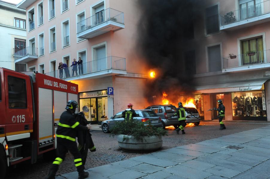 Due auto incendiate nel cuore di Biella
