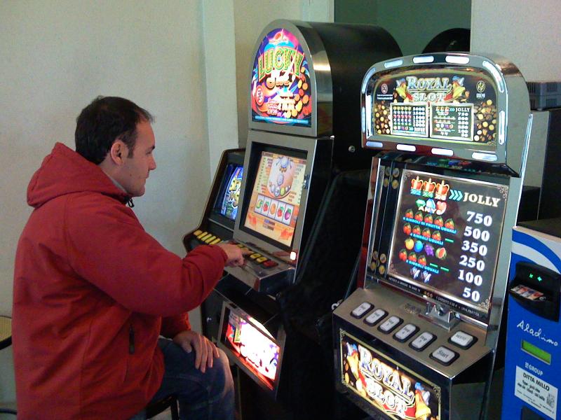 Gioco d’azzardo: spendiamo mille euro a testa