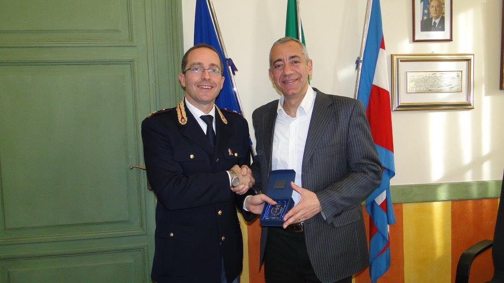 Il sindaco saluta il commissario
