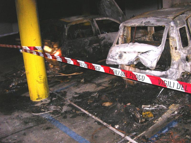 Brucia un’auto nella notte in via Don Sturzo a Biella