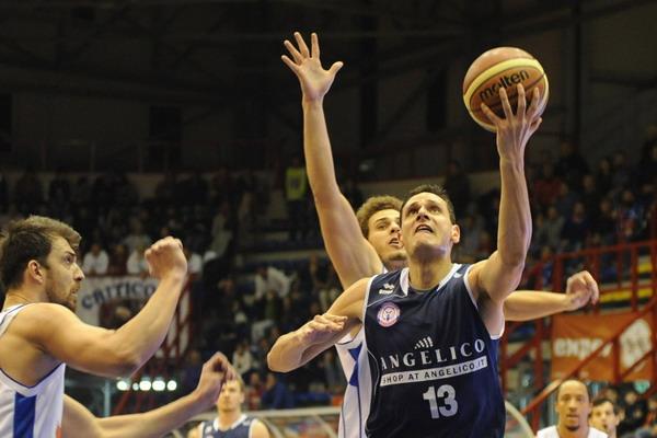 Angelico al quarto stop consecutivo, Napoli la spunta nel finale