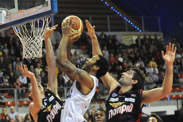 Damian Hollis ha un obiettivo fisso: “Migliorare a rimbalzo e giocare con più grinta”