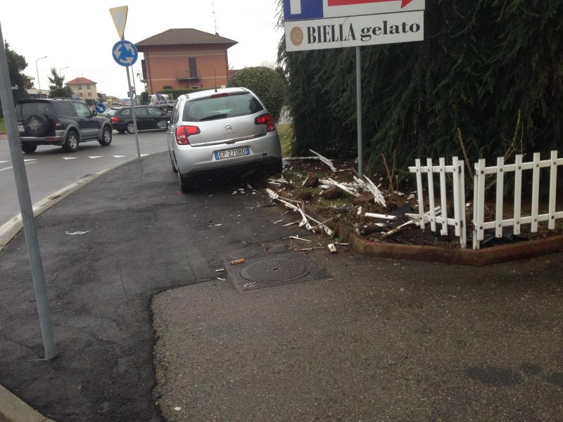 In auto contro la staccionata