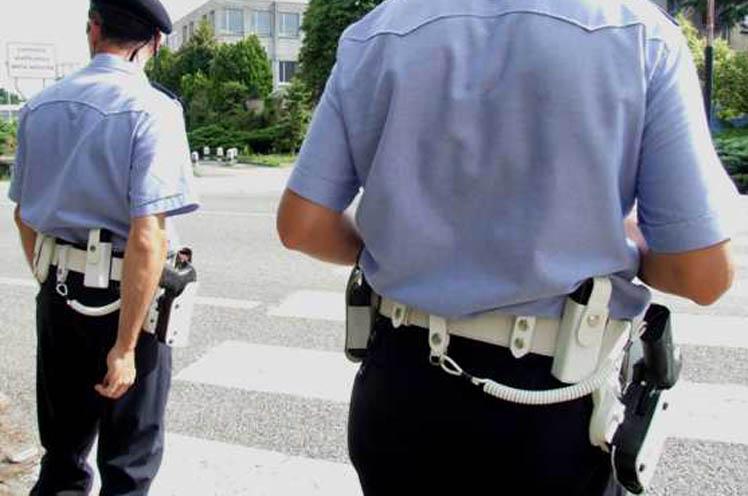 «Occhio ai ladri», lui esce e lo derubano
