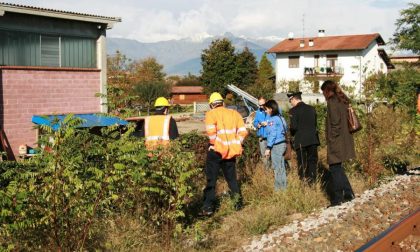 Rifiuti abbandonati lungo la ferrovia