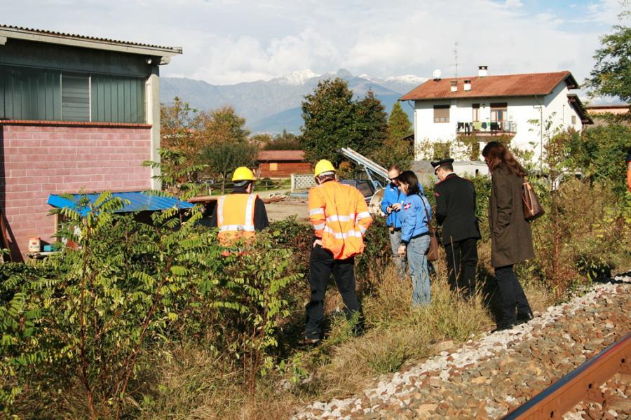 Rifiuti abbandonati lungo la ferrovia
