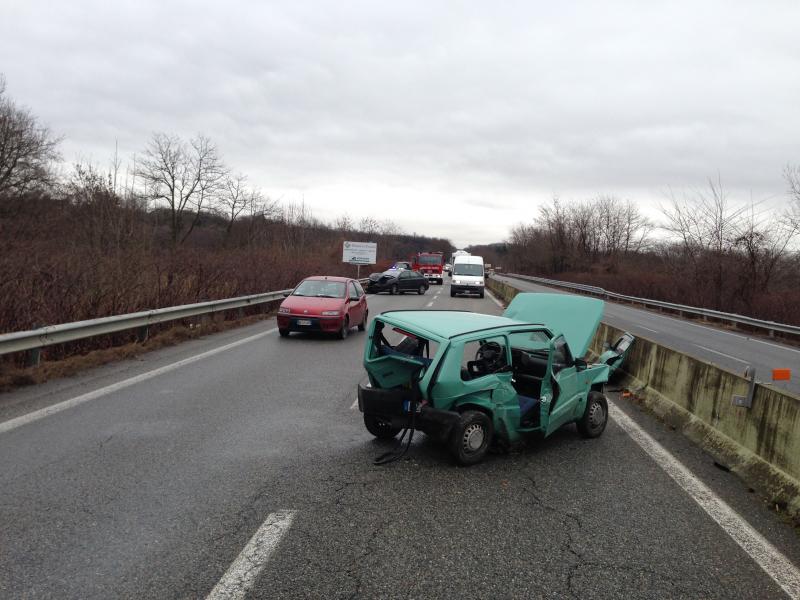 Scontro tra auto, superstrada in tilt