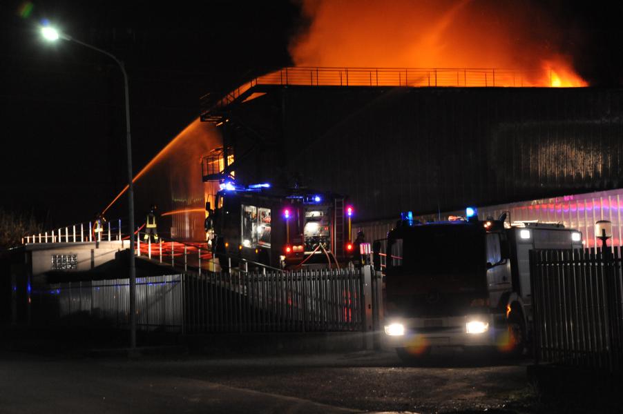 Inferno di fuoco alla Filatura Marchi