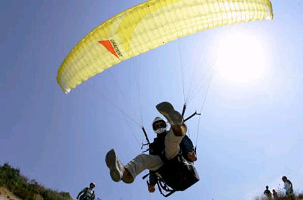Cade col parapendio, è grave